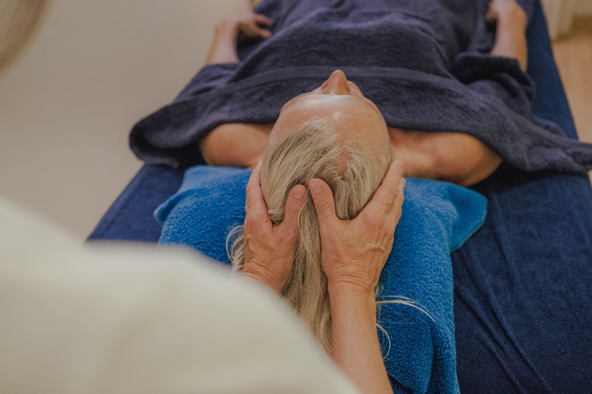 Kopf-Nacken-Geichtsmassage